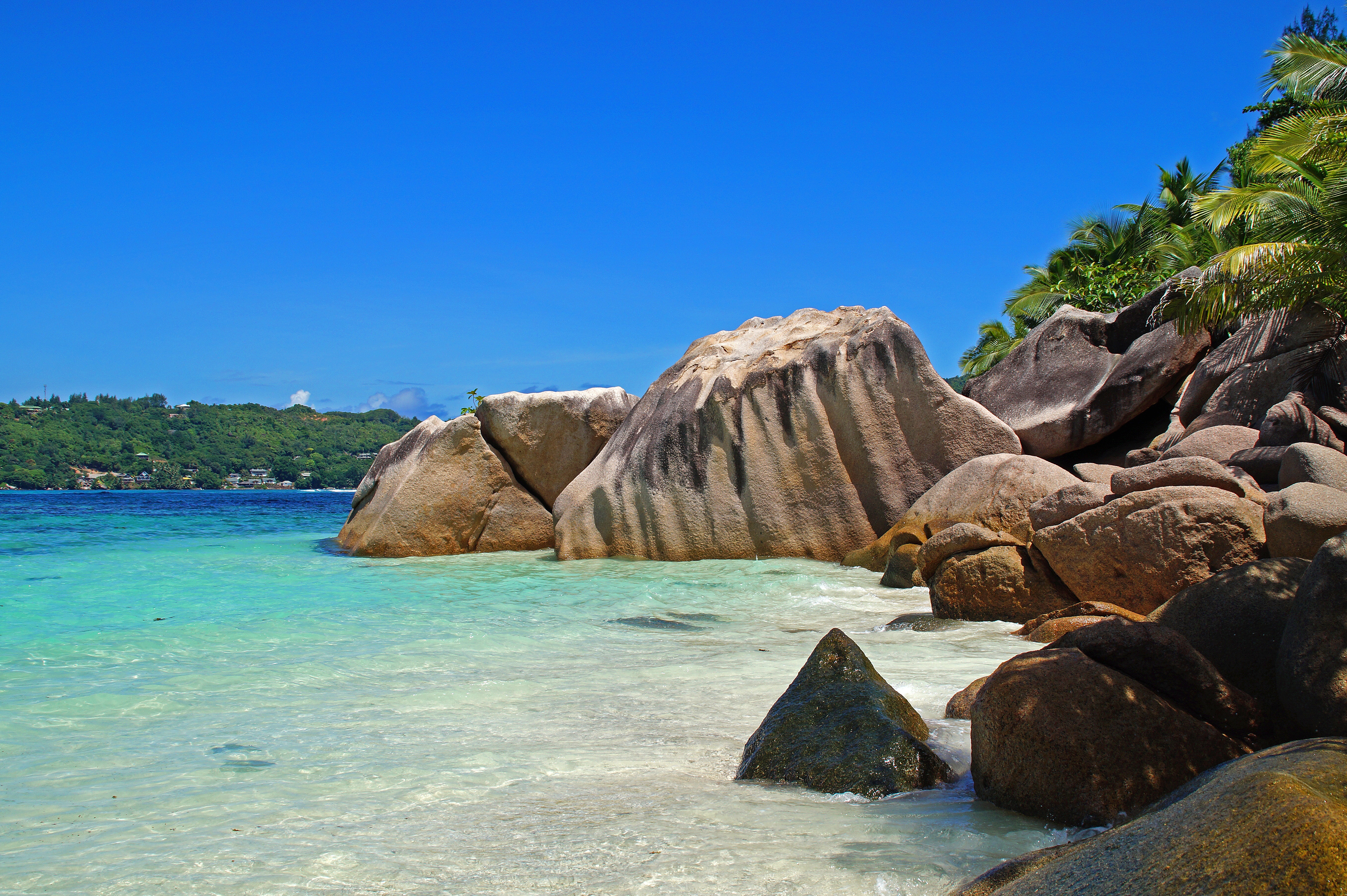 Türkisfarbenes Wasser und Granitfelsen auf den Seychellen als Inselverlängerung