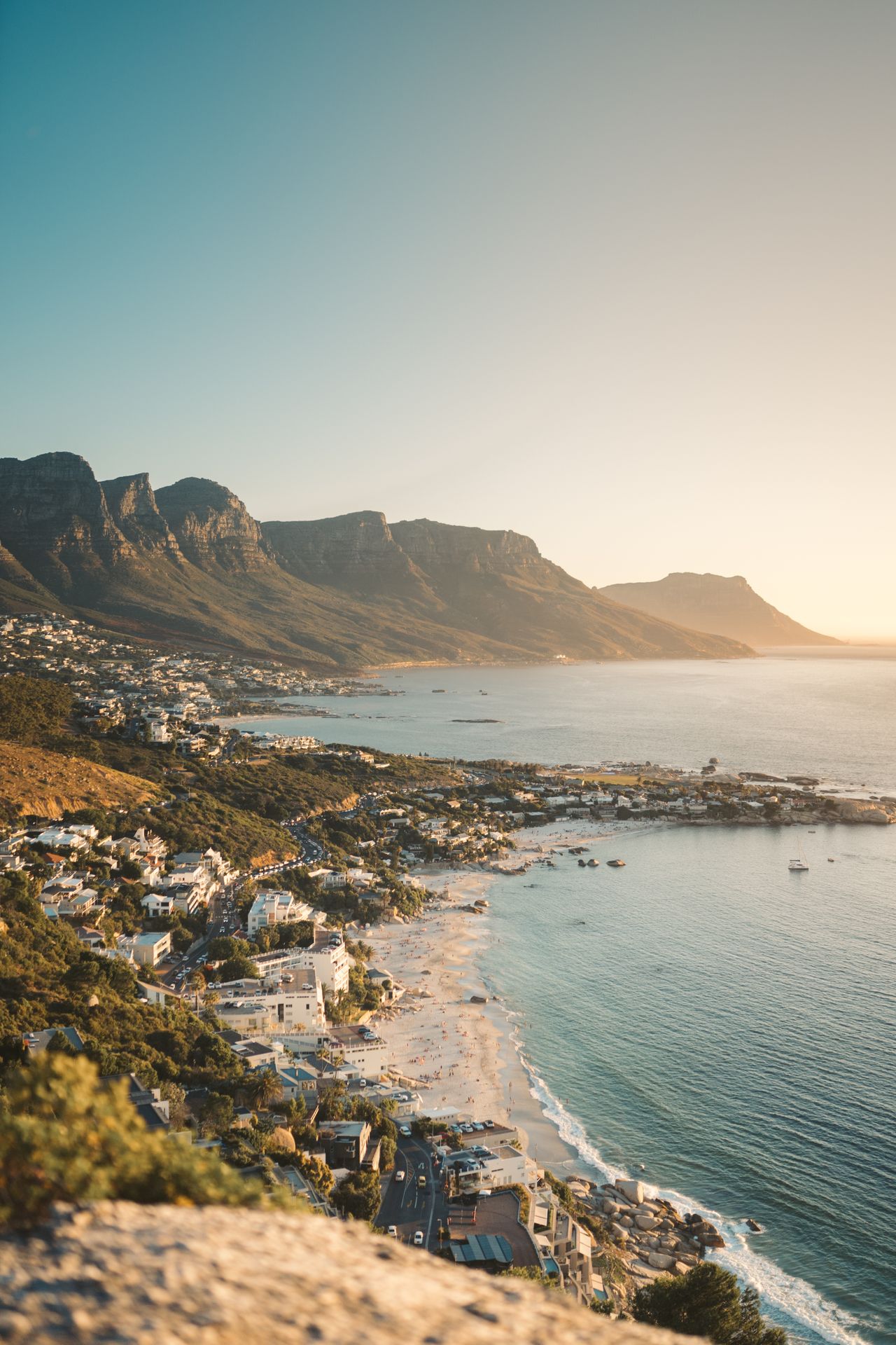 Küstenblick auf Kapstadt mit Tafelberg, Teil einer maßgeschneiderten Südafrika-Reise